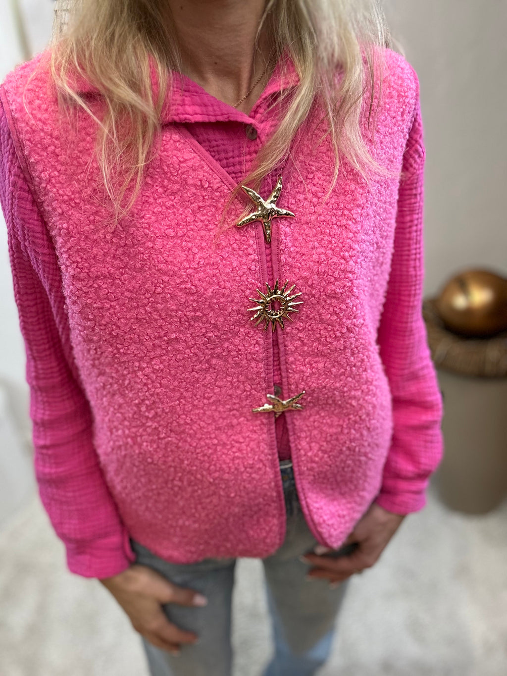 GILET BROCHES FUCHSIA