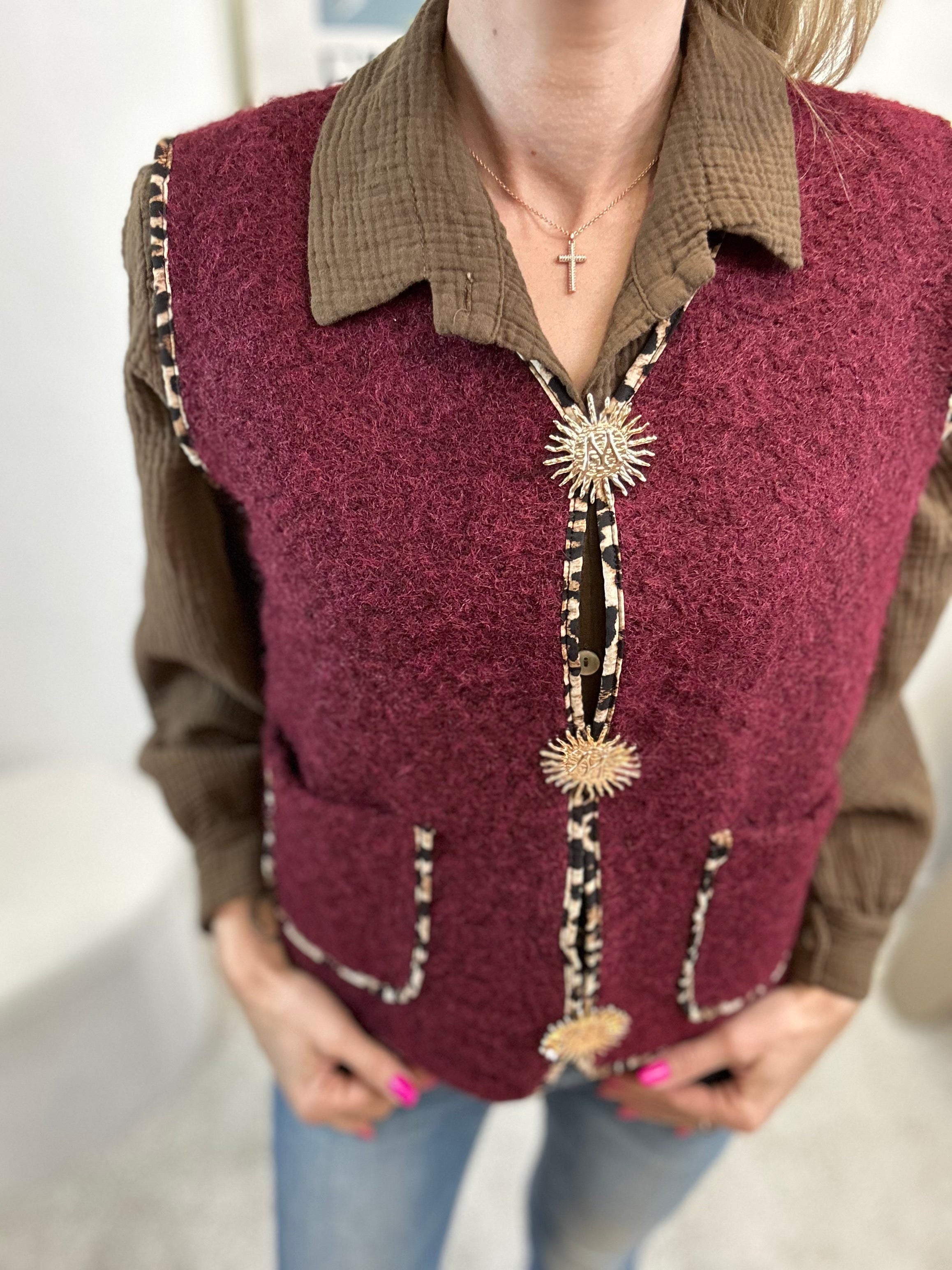 GILET BROCHES BORDEAUX DETAILS LEOPARD