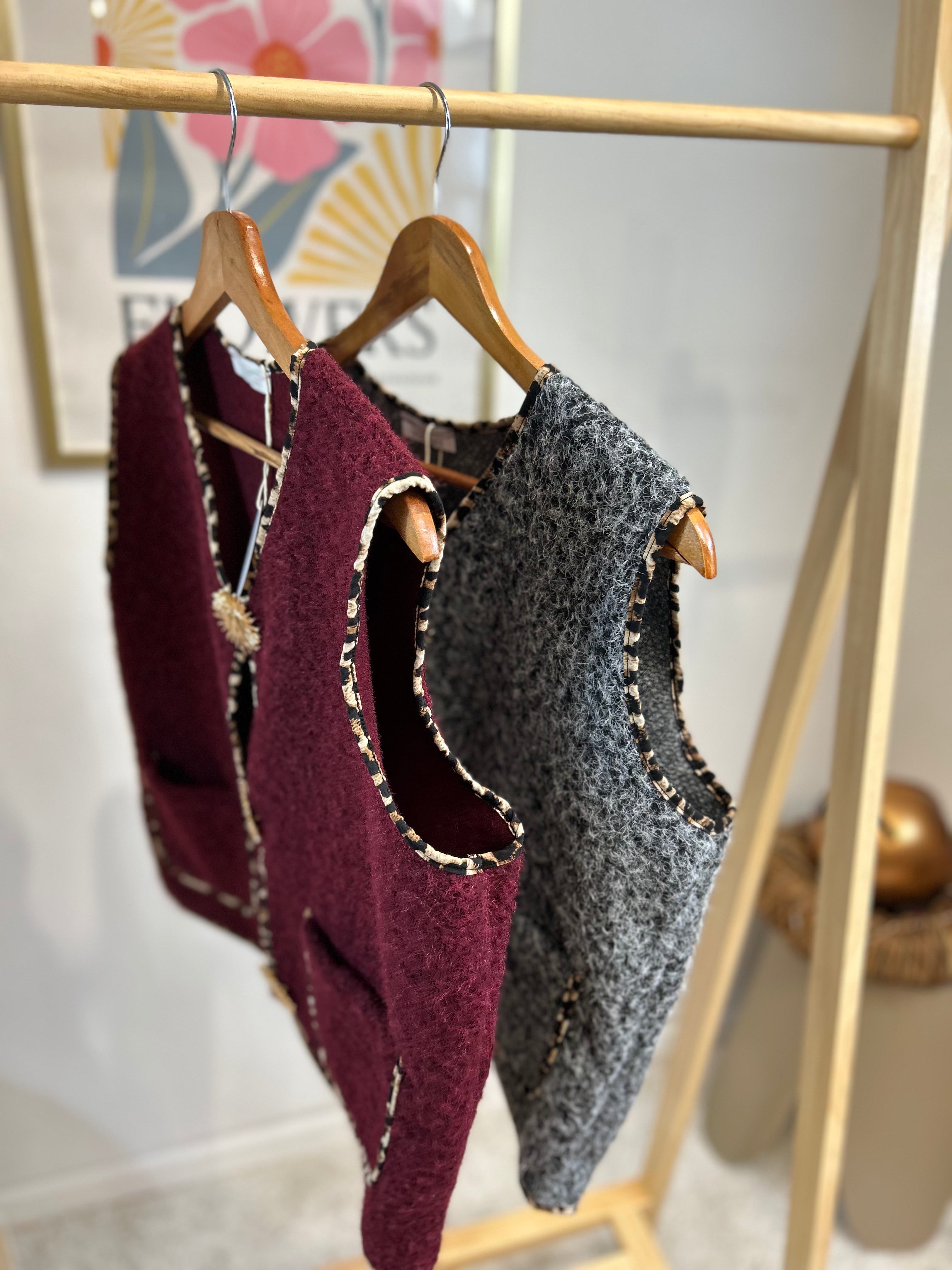 GILET BROCHES BORDEAUX DETAILS LEOPARD