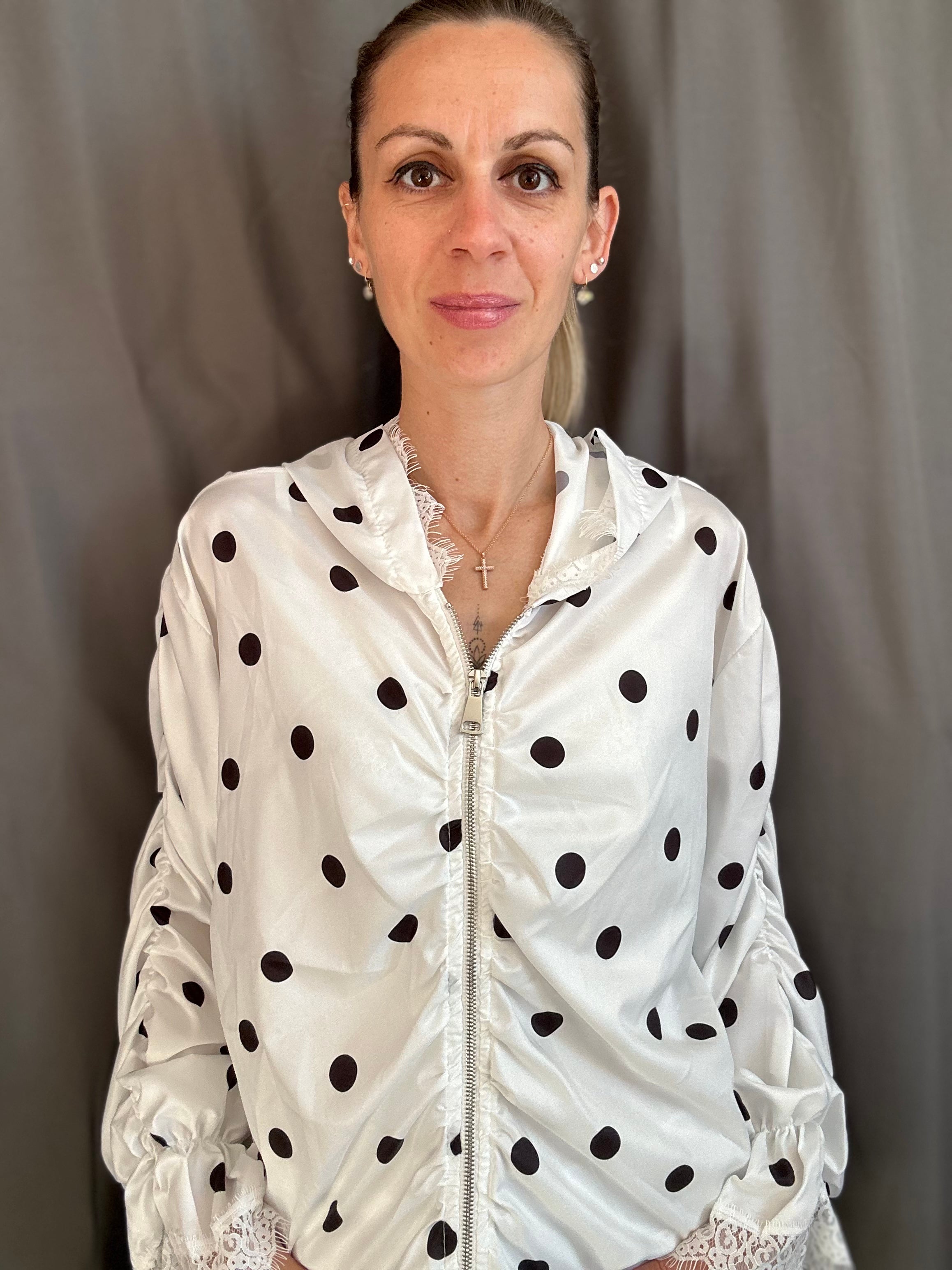 BLOUSE ZIPPEE À POIS NOIRE/BLANC